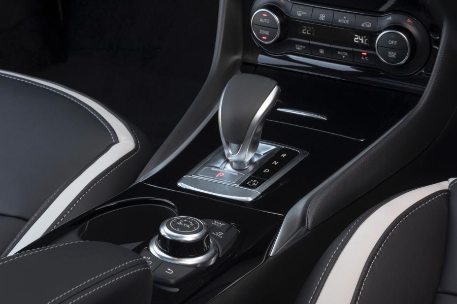 Детали интерьера Infiniti Q30S 2.0t 2018 года  (AU) (фото 8 из 37)
